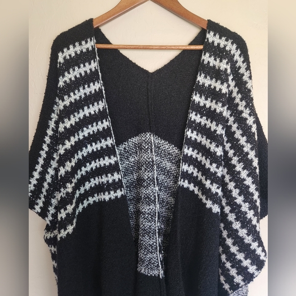 Women's Black & White Open Front Cardigan - Picture 3 of 5